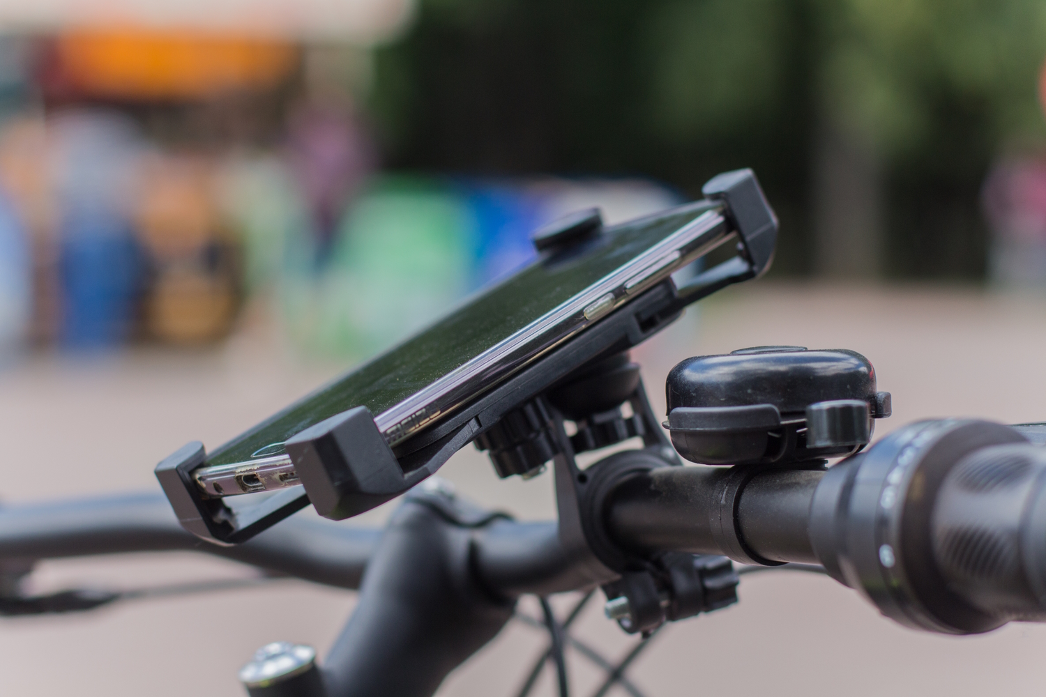 Smartphone en un soporte para bicicleta